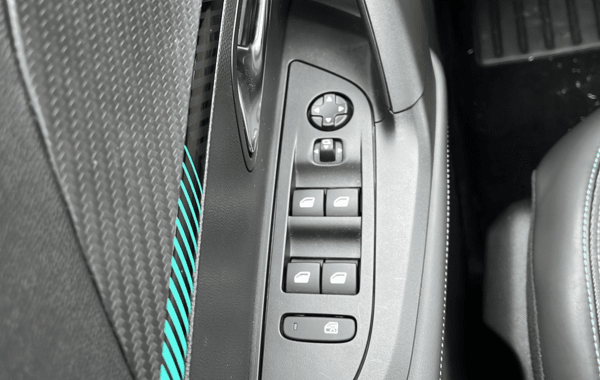 peugeot-2008-1-2-puretech-130ch-s-s-allure-eat8 - 828404713