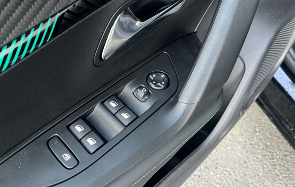 peugeot-2008-1-2-puretech-130ch-s-s-allure-eat8 - 114504686