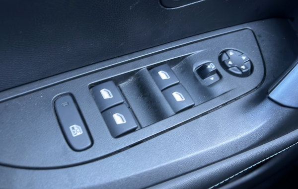 peugeot-2008-1-2-puretech-130ch-s-s-allure-eat8 - 716764713