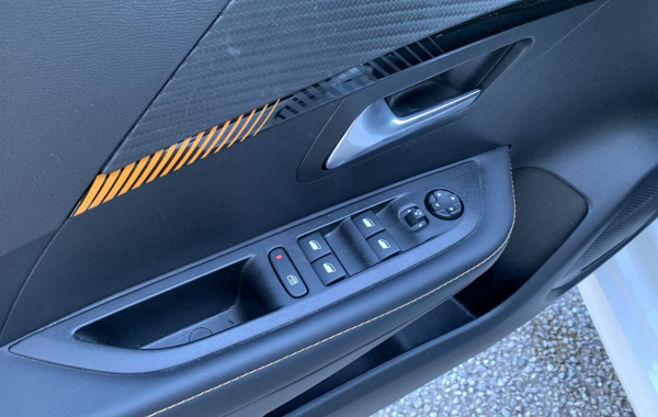 peugeot-208-e-208-136ch-roadtrip - 778844713