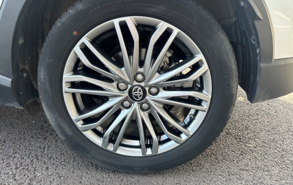 toyota-c-hr-184h-distinctive-2wd-e-cvt-my22 - 877294713