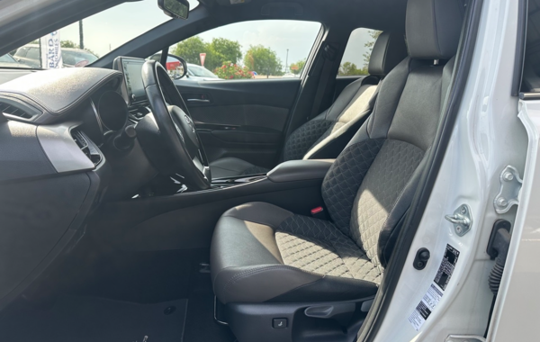 toyota-c-hr-184h-distinctive-2wd-e-cvt-my22 - 877294713