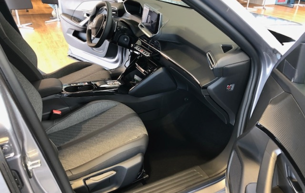 peugeot-2008-1-2-puretech-130ch-s-s-allure-eat8 - 51798575